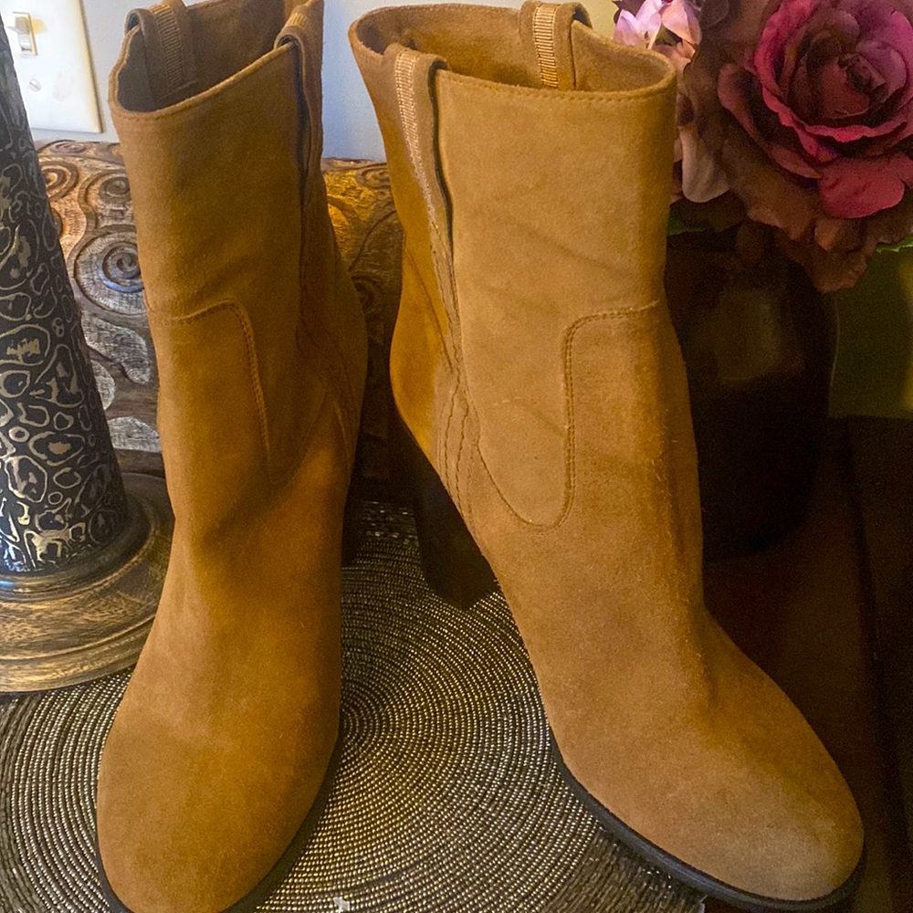 Kate Spade Tan suede booties! Never worn! No box. Excellent condition! Pull on.